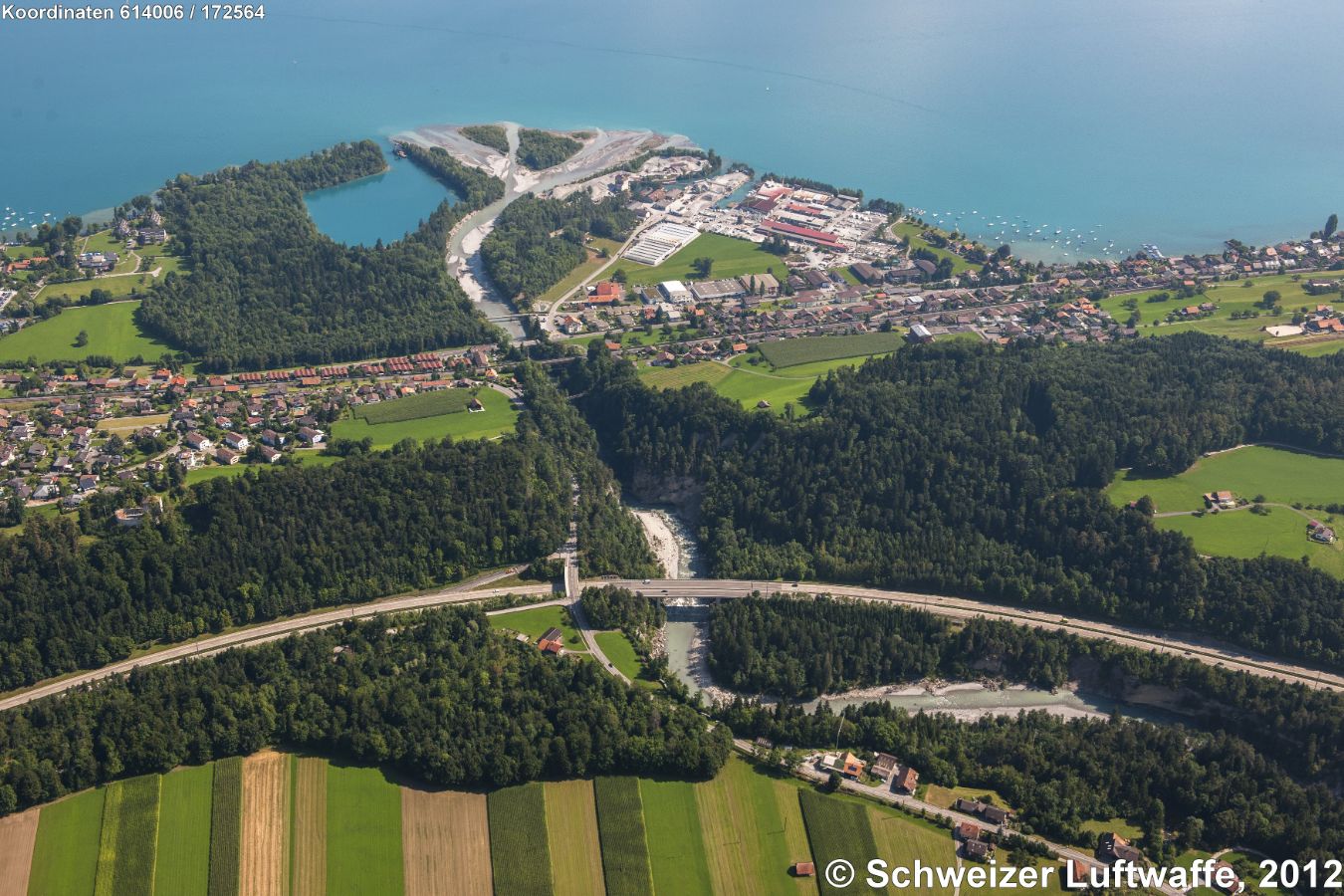 Kanderdurchstich (Position:2'614'858.42, 1'173'255.03) Im Vordergrund: Autobahn A6 mit Kanderbrücke 'Hani'. Durchstich der Kander beim 'Chanderbort'. Fussgängersteg 'Strättlisteg', danach Eisenbahnbrücke, Brücke Hauptstrasse, am Schluss 'Chanderbrügg' Quartierstrasse. Mündung der Kander bei Gwatt in den Thunersee. Delta 'Chandergrien'.